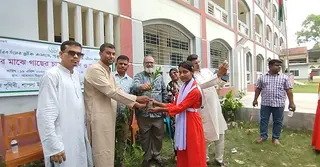 টাঙ্গাইলে শিক্ষার্থীদের মাঝে চারা বিতরণ কর্মসূচি পালিত